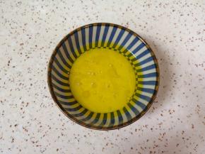 黄油隔水融化。 