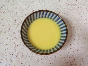 加入纯牛奶，用手动打蛋器搅打均匀。 