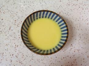 加入纯牛奶，用手动打蛋器搅打均匀。 