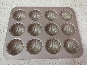 玛德琳模具里面提前抹上一层黄油。 