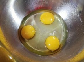 鸡蛋磕入打蛋盆里。 