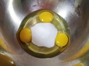 加入细砂糖。