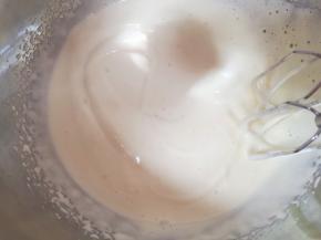 用电动打蛋器打发至，提起打蛋器随意画图案不易消失。 