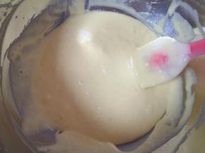 顺着盆边加入混合好的牛奶和黄油，翻拌均匀至顺滑状，装进裱花袋。 