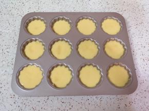 挤入准备好的蛋糕糊，轻震几下。 