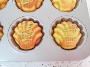 巧克力隔水融化，挤在玛德琳上面。 