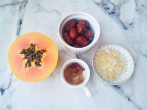 准备好所有食材，红枣枸杞洗净。