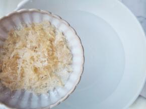 锅内放清水， 放入银耳，大火煮开转小火煮30分钟。