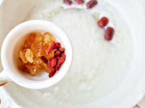 加入冰糖和枸杞。