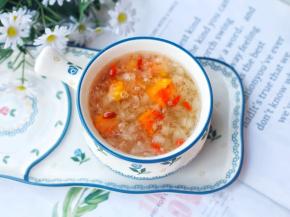 养颜又好喝的木瓜红枣银耳羹就做好啦，超简单吧～