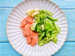 火腿切片，辣椒切块，大蒜拍扁。