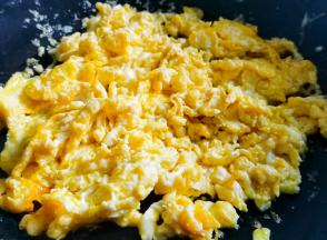 鸡蛋煎熟盛出备用。