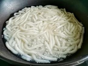 锅中水开下土豆粉煮熟。