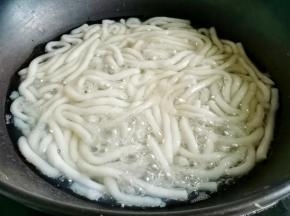 锅中水开下土豆粉煮熟。