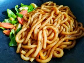 加1勺豆瓣酱炒出红油，再加入土豆粉翻炒1分钟，