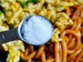 加一勺盐，炒匀即可。