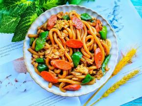 土豆粉顺滑劲道，香浓而不腻，鲜香可口，搭配着时蔬看着就流口水，好吃到舔盘！一口接一口，好吃到根本停不下来～