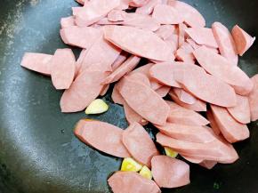 加入香肠片翻炒