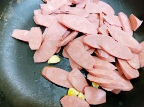 加入香肠片翻炒