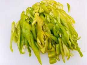 青椒去籽切丝