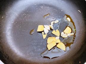锅里加入少许植物油，放入姜蒜片爆香