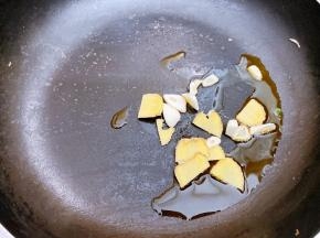 锅里加入少许植物油，放入姜蒜片爆香