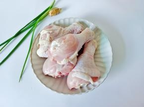 鸡腿提前用清水浸泡出杂质。
