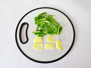 葱姜分别切好备用。