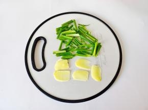 葱姜分别切好备用。