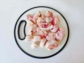 每个鸡腿分别切成三块。