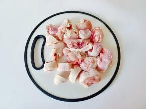 每个鸡腿分别切成三块。