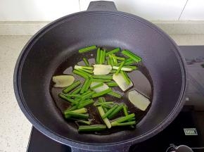 热锅凉油放葱段、姜片小火煎。