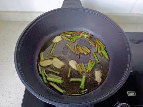 煎到葱段，姜片金黄捞出。