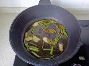 煎到葱段，姜片金黄捞出。