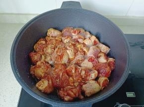 倒入腌制好的鸡腿。