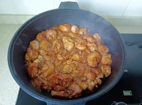 加入腌制鸡腿的料汁。