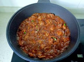 汤汁变浓稠时开大火收汁，撒葱花与芝麻关火。