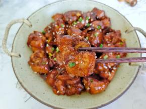 鸡腿裹满了酱汁！