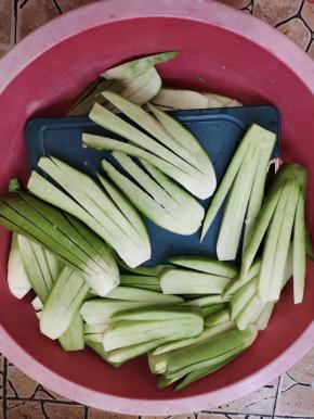 萝卜先切成块，再如图所示切成条，萝卜块的一头连着，不要切断了！