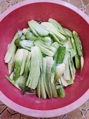 撒适量的盐，拌匀腌制一晚上！