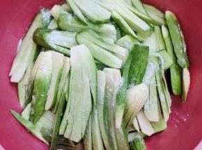 撒适量的盐，拌匀腌制一晚上！