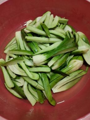 这是腌制了一晚上的萝卜，杀出好多的水来！