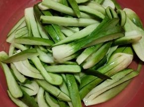 这是腌制了一晚上的萝卜，杀出好多的水来！