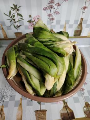 用温开水把萝卜干清洗一下，去除表面的灰尘，挤干水分备用！