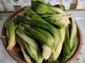 用温开水把萝卜干清洗一下，去除表面的灰尘，挤干水分备用！