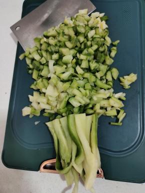 把萝卜干切成小块！