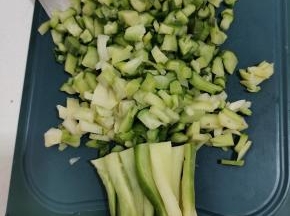 把萝卜干切成小块！