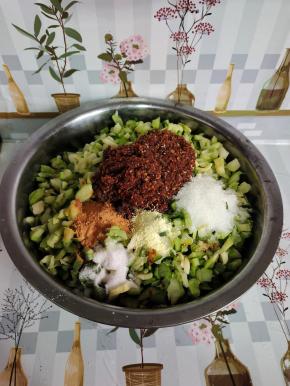 再放入自制辣椒油，麻辣鲜，白糖，鸡精！（也可以根据自己的口味来调！）