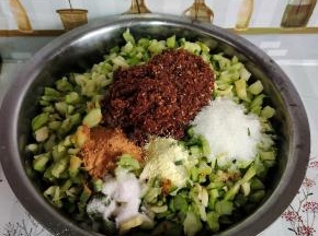 再放入自制辣椒油，麻辣鲜，白糖，鸡精！（也可以根据自己的口味来调！）