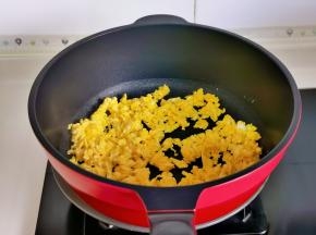 倒入热油锅中，炒熟盛出备用。
